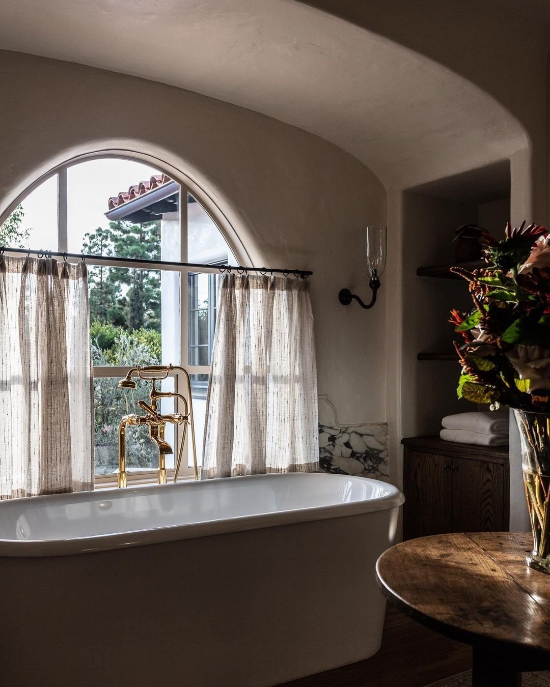 cafe curtains in bathroom