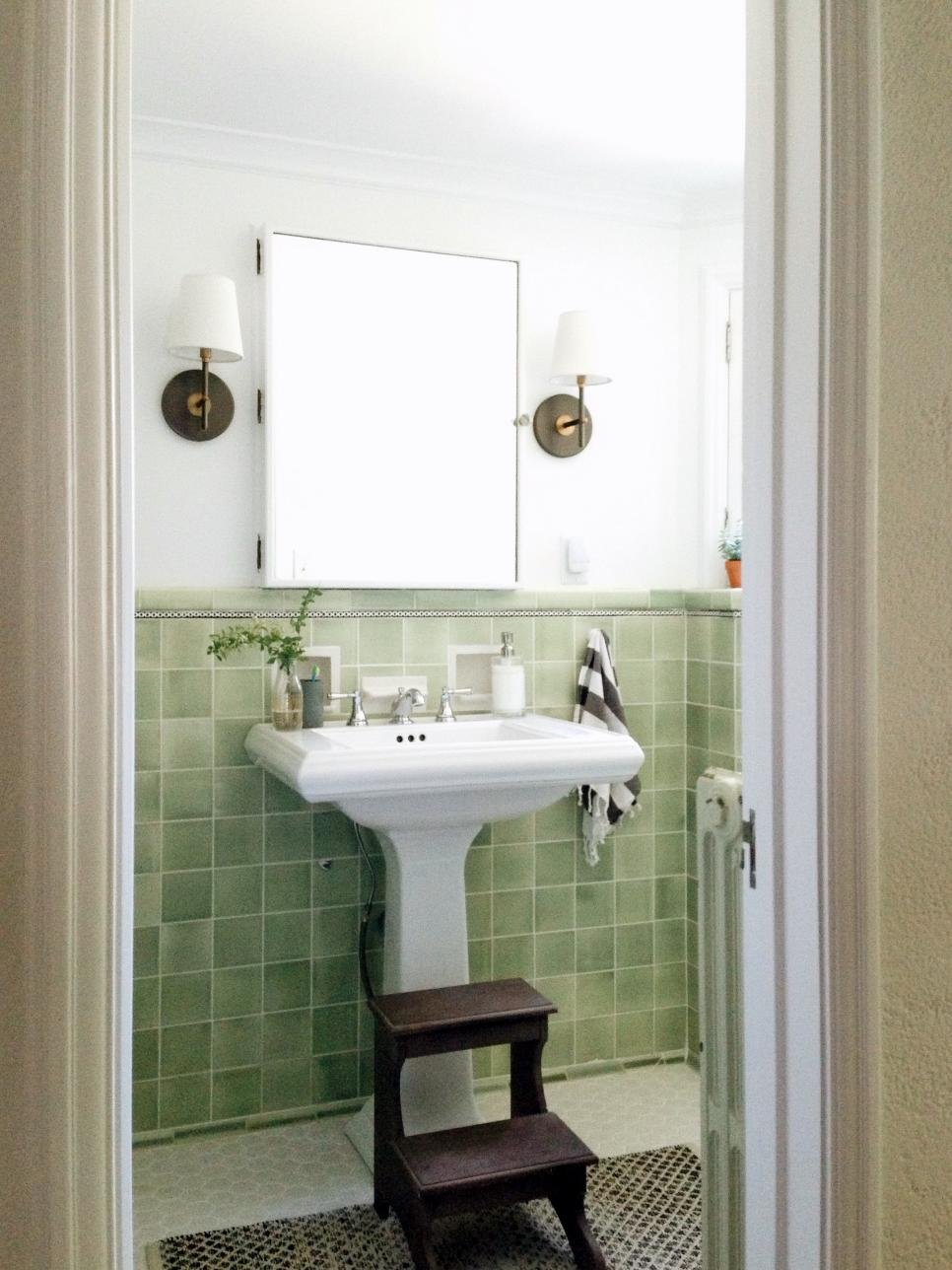 HGTV: Vintage Small Bathroom 